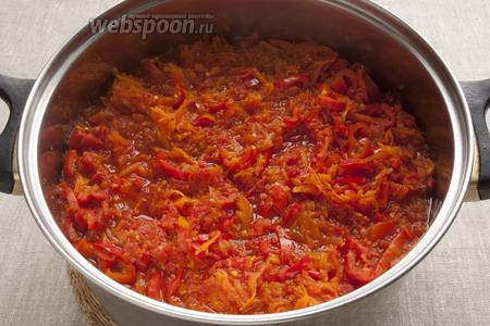 Соединить в большой кастрюле томатное пюре и морковь, варить 20 минут. Добавить сладкий перец и варить ещё 20 минут.