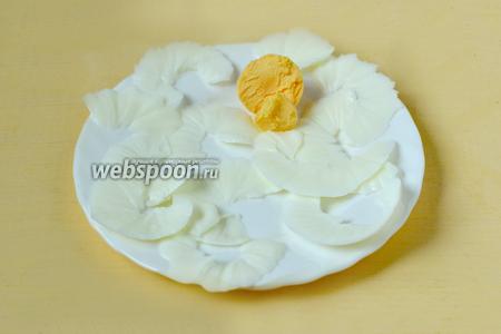 Варёные яйца очищаем и сначала делаем из белка украшения в виде ромашек или яблоневых цветков. Оставляем половинку желтка для серединки цветков. Оставшуюся часть яйца разделяем на белки и желтки.