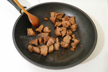 Мясо обжариваем на сковороде, солим и перчим по вкусу.