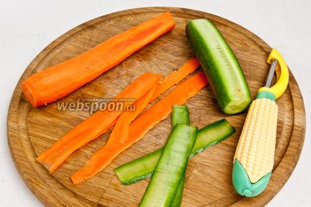 Морковь очистить от кожуры. Затем огурец и морковь нарезать тонкими полосками с помощью ножа для чистки овощей.