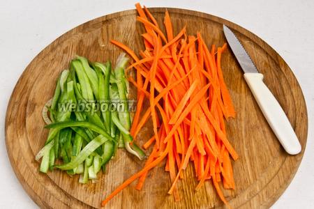 Далее порезать морковь и огурец тонкой соломкой.