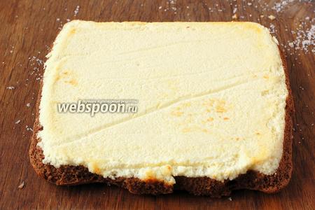 Разделочную доску присыпать сахаром и перевернуть пирог на сахар творожной массой вверх. Снять кулинарную бумагу.