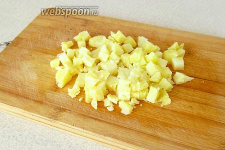 Варёный картофель очистить от кожицы и нарезать мелким кубиком, чем мельче, тем лучше.