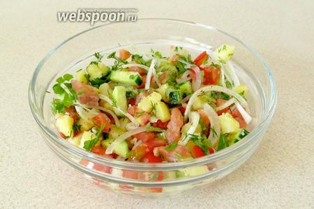 Салат из сёмги с овощами готов.
