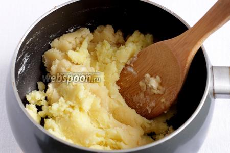 Добавить картофельное пюре, размешать до однородности.