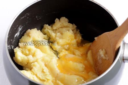 Яйца добавлять по одному и каждый раз размешивать тесто до однородности.