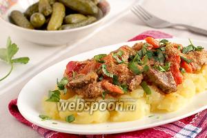 Свиные рёбрышки с черносливом и картофелем Свиные рёбрышки с черносливом и картофелем