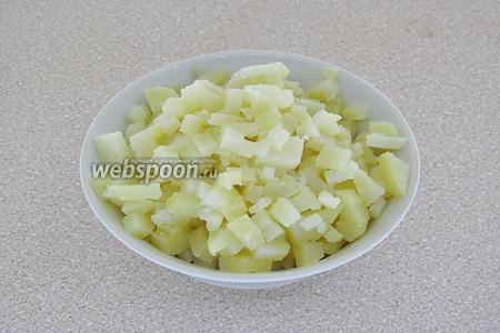Картофель отварить в кожуре, очистить, охладить и нарезать очень мелкими кубиками.