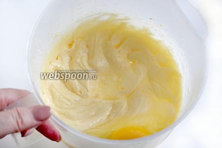 Отдельно, в глубокой посуде, взбить мягкое сливочное масло с оставшимся сахаром. По 1 добавить 2 яйца, каждый раз хорошо взбивая до кремового состояния.
