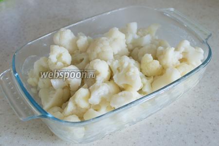 Переложите капусту в форму для запекания. Форму предварительно смажьте сливочным маслом.