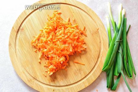 Морковь натереть на крупной терке и обжарить на небольшом количестве растительного масла.