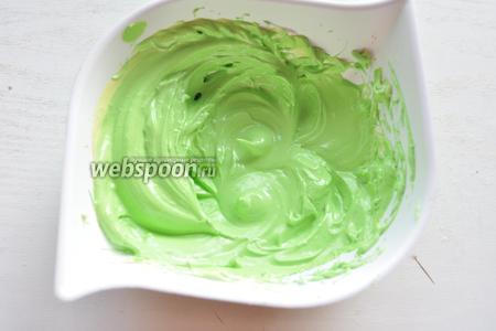 Часть крема окрасьте в зелёный цвет.