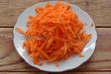 Морковь очистите и натрите на крупной тёрке.