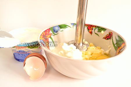 Начнём с приготовления теста. Сначала нужно растереть размягчённое сливочное масло с солью и сахаром. Затем добавить яйцо. Всё размешать.