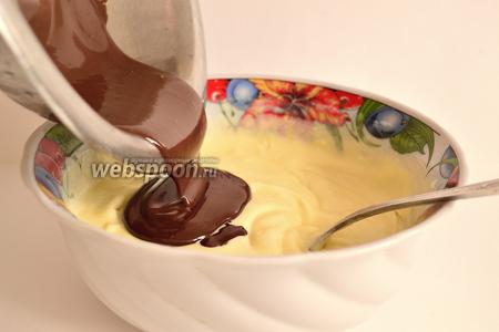 В это время приготовим крем. Размягчённое масло смешать со сгущённым молоком. Шоколад растопить на водяной бане и остудить. Ввести шоколад в масляную смесь.