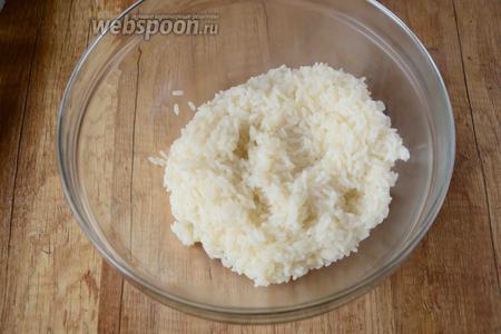 Рис отварить до полной готовности, переложить рис в глубокую миску.