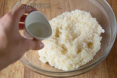 Рисовый уксус смешиваем в однородную консистенцию с сахаром и солью. Заправляем уксусом рис и хорошо перемешиваем, даём рису остыть.
