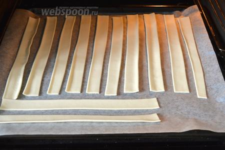 Выложить полоски теста на противень, застеленный пекарской бумагой и выпекать в разогретой до 190°C духовке до готовности, 17-25 минут (следить по своей духовке!). 