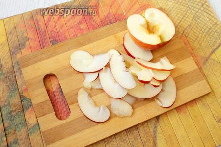 Яблоки нарезаем тонкими ломтиками.