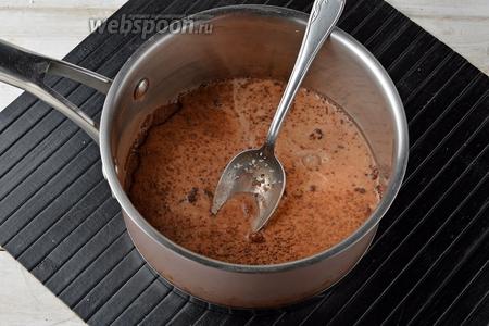 Пока остывает корж, приготовим шоколадный сироп для просачивания. Для этого соединить в кастрюле молоко (150 мл), сахар (2 ст. л.), какао (1 ст. л.). Хорошо перемешать. Довести до кипения и проварить 1 минуту.
