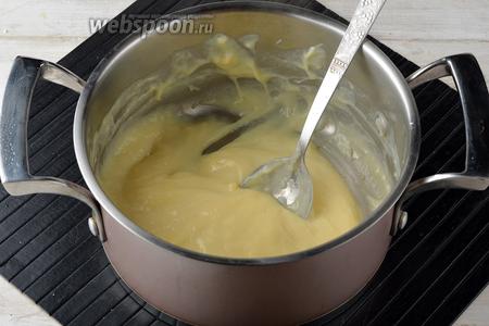 Для приготовления крема соединить порошок пудинга (40 г), молоко (400 мл) и сахар (2 ст. л.). Перемешать. Довести до кипения, постоянно помешивая, и проварить 1 минуту. Охладить.