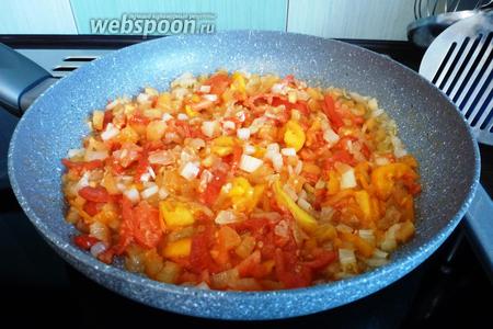 Затем добавим остальные овощи и обжарим до мягкости помидоров, но чтобы кусочки овощей сохраняли свою форму. Солим, перчим по вкусу, добавим сахар (1 щепотку).