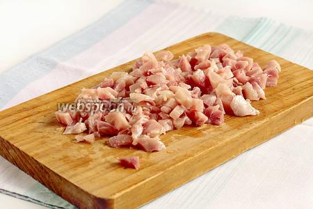 Куриное мясо (300 г) нарезать мелкими кусочками.