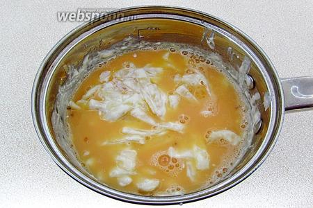 В лапшу добавить яйца, растёртые с сахаром, 0,5 ст. л. масла и ванильный сахар (1 ч. л.).