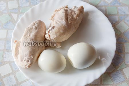 Сначала отварим 2 куриных филе и 3 яйца (третье яйцо немного треснуло, поэтому в кадр не попало))).