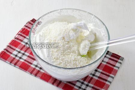 4 белка взбить с 0,5 стакана сахара в крепкую пену. В конце аккуратно подмешать кокосовую стружку (150 г).