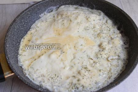 Наливаем в сковородку масло и делаем омлет. Закрываем крышкой и слегка не дожариваем его, нам не нужен сухой омлет.