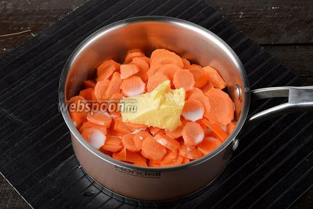 Морковь (500 г) очистить. Нарезать морковь тонкими кружками или даже можно натереть её на тёрке. Выложить морковь в кастрюлю, добавить молоко (1 стакан), 1 щепотку соли, сливочное масло (80 г). Довести до кипения, а затем готовить под крышкой, на среднем огне до готовности моркови (приблизительно 20-30 минут). Время готовки будет зависеть от того, насколько мелко вы нарезали морковь.