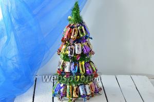 Золотая новогодняя елка из конфет