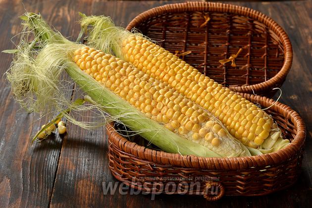 Жареная кукуруза с луком и помидорами