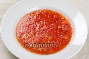 Помидоры помыть, порезать и протереть через сито, чтобы получить пюре (можно тереть на тёрке или в блендере).