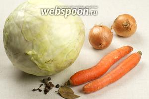 Для приготовления тушёной капусты на сковороде возьмём также морковь, репчатый лук, томатную пасту и специи.