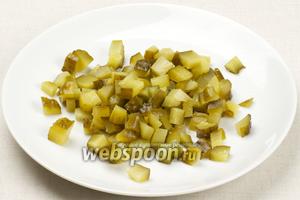 Солёные огурцы режем кубиками. Если салат на вкус получается пресноватым, то огурцов можно добавить больше.