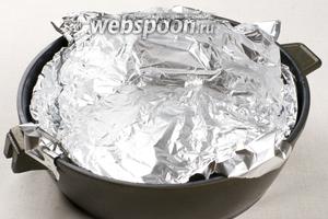Форму для выпекания или сковороду застилаем фольгой и смазываем 1-2 столовыми ложками растительного масла.
