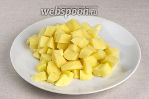 Картофель помыть, почистить и порезать кубиками. Когда филе будет готово, картофель опустить в кастрюлю и варить 15-20 минут до готовности. Добавить специи.
