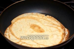 Выпекаем блины на хорошо разогретой сковороде, каждый раз смазывая сковороду кулинарной кисточкой в растительном масле. Получается ориентировочно 11-13 блинов.