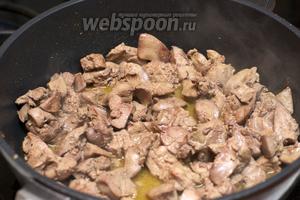 Вынимаем готовые овощи со сковороды и на этом же масле обжариваем печень, добавив соль и перец по вкусу.