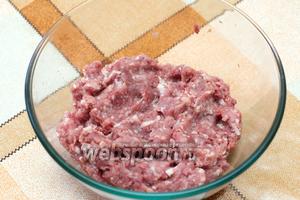 Для тефтелей нужен мясной фарш (500 г), это может быть свиной или смесь из нескольких сортов мяса.