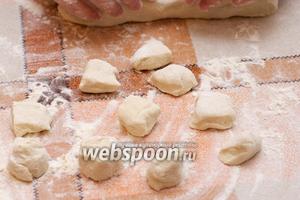 Отрезаем от теста полоску, приблизительно 2 см, и режем её на кубики, которые со сторон среза обмакиваем в муку.