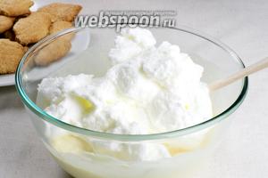 В кофе добавляем коньяк. Пропитываем каждый кусочек печенья Савоярди в кофе с коньяком (печенье должно достаточно хорошо размокнуть) и выкладываем первый слой тирамису. Вместо печенья можно взять бисквит, порезанный на небольшие полоски.