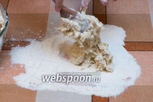 Выкладываем загустевшее тесто для вымешивания, поверхность надо предварительно посыпать мукой.