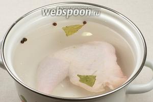 Для бульона берём куриный окорочок (так же можно взять любую другую часть курицы) хорошо его моем, кладём в кастрюлю объемом 2 литра, добавляем 4-5 горошин душистого перца, щепотку соли, лавровый лист, очищенный зубчик чеснока — и всё заливаем холодной водой.
Варим бульон на очень медленном огне 40-50 минут с момента закипания, снимая пену.