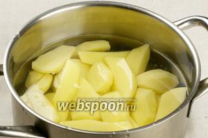 8-9 крупных картофелин, рассыпчатых сортов, очистить, порезать на крупные куски, залить кипящей водой (чтобы только покрыло картофель), добавить щепотку соли и варить до готовности 20-25 минут.