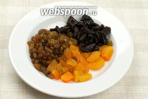 Для начинки сухофрукты хорошо помыть и порезать, если курага и чернослив будут крупные. Изюм лучше брать мелкий и без косточек.
Так же можно приготовить творожную начинку как в рецепте Ватрушки с творогом .