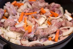 В глубокой сковороде обжарить на растительном масле мясо и овощи, добавив соль и перец по вкусу, до образования золотистой корочки на мясе.