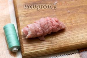 Каждый мясной рулетик обмотать простой ниткой, чтобы во время жарки они не раскрылись (нитку лучше брать светлую — нейтральную).